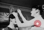 Standbild Mädchen Anzeige Motorhaube London England Vereinigtes Königreich, 1953, aus Sekunde 11 historischem Filmmaterial Videoclip 65675067641