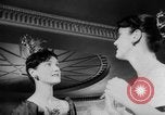Standbild Mädchen Anzeige Motorhaube London England Vereinigtes Königreich, 1953, aus Sekunde 12 historischem Filmmaterial Videoclip 65675067641