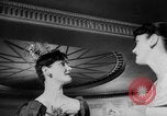 Standbild Mädchen Anzeige Motorhaube London England Vereinigtes Königreich, 1953, aus Sekunde 13 historischem Filmmaterial Videoclip 65675067641