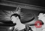 Standbild Mädchen Anzeige Motorhaube London England Vereinigtes Königreich, 1953, aus Sekunde 14 historischem Filmmaterial Videoclip 65675067641