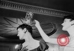 Standbild Mädchen Anzeige Motorhaube London England Vereinigtes Königreich, 1953, aus Sekunde 15 historischem Filmmaterial Videoclip 65675067641