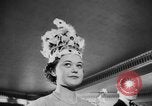 Standbild Mädchen Anzeige Motorhaube London England Vereinigtes Königreich, 1953, aus Sekunde 16 historischem Filmmaterial Videoclip 65675067641