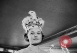Standbild Mädchen Anzeige Motorhaube London England Vereinigtes Königreich, 1953, aus Sekunde 17 historischem Filmmaterial Videoclip 65675067641
