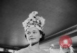Standbild Mädchen Anzeige Motorhaube London England Vereinigtes Königreich, 1953, aus Sekunde 18 historischem Filmmaterial Videoclip 65675067641