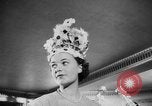 Standbild Mädchen Anzeige Motorhaube London England Vereinigtes Königreich, 1953, aus Sekunde 19 historischem Filmmaterial Videoclip 65675067641