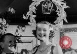 Standbild Mädchen Anzeige Motorhaube London England Vereinigtes Königreich, 1953, aus Sekunde 20 historischem Filmmaterial Videoclip 65675067641