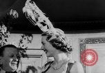 Standbild Mädchen Anzeige Motorhaube London England Vereinigtes Königreich, 1953, aus Sekunde 21 historischem Filmmaterial Videoclip 65675067641