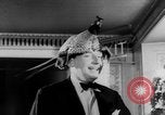 Standbild Mädchen Anzeige Motorhaube London England Vereinigtes Königreich, 1953, aus Sekunde 22 historischem Filmmaterial Videoclip 65675067641