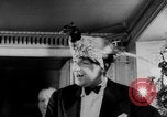 Standbild Mädchen Anzeige Motorhaube London England Vereinigtes Königreich, 1953, aus Sekunde 23 historischem Filmmaterial Videoclip 65675067641