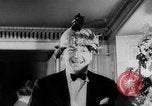 Standbild Mädchen Anzeige Motorhaube London England Vereinigtes Königreich, 1953, aus Sekunde 25 historischem Filmmaterial Videoclip 65675067641