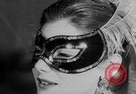 Standbild Mädchen Anzeige Motorhaube London England Vereinigtes Königreich, 1953, aus Sekunde 27 historischem Filmmaterial Videoclip 65675067641