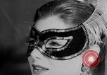 Standbild Mädchen Anzeige Motorhaube London England Vereinigtes Königreich, 1953, aus Sekunde 28 historischem Filmmaterial Videoclip 65675067641