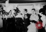Standbild Mädchen Anzeige Motorhaube London England Vereinigtes Königreich, 1953, aus Sekunde 30 historischem Filmmaterial Videoclip 65675067641
