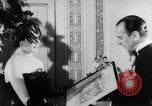 Standbild Mädchen Anzeige Motorhaube London England Vereinigtes Königreich, 1953, aus Sekunde 33 historischem Filmmaterial Videoclip 65675067641