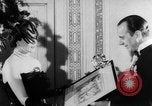 Standbild Mädchen Anzeige Motorhaube London England Vereinigtes Königreich, 1953, aus Sekunde 34 historischem Filmmaterial Videoclip 65675067641