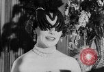 Standbild Mädchen Anzeige Motorhaube London England Vereinigtes Königreich, 1953, aus Sekunde 37 historischem Filmmaterial Videoclip 65675067641