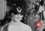 Standbild Mädchen Anzeige Motorhaube London England Vereinigtes Königreich, 1953, aus Sekunde 38 historischem Filmmaterial Videoclip 65675067641