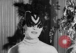 Standbild Mädchen Anzeige Motorhaube London England Vereinigtes Königreich, 1953, aus Sekunde 39 historischem Filmmaterial Videoclip 65675067641