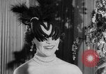 Standbild Mädchen Anzeige Motorhaube London England Vereinigtes Königreich, 1953, aus Sekunde 40 historischem Filmmaterial Videoclip 65675067641