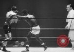 Immagine di Peso piuma boxe Francia, 1953, secondo 9 filmato di repertorio 65675067642