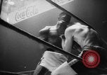 Immagine di Peso piuma boxe Francia, 1953, secondo 32 filmato di repertorio 65675067642