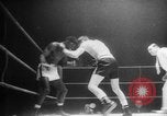 Immagine di Peso piuma boxe Francia, 1953, secondo 37 filmato di repertorio 65675067642