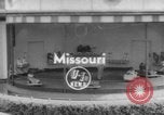 Immagine di equilibrio acrobazie di scimpanzé Saint Louis Missouri USA, 1953, secondo 1 filmato di repertorio 65675067648