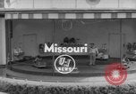 Immagine di equilibrio acrobazie di scimpanzé Saint Louis Missouri USA, 1953, secondo 3 filmato di repertorio 65675067648