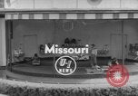 Immagine di equilibrio acrobazie di scimpanzé Saint Louis Missouri USA, 1953, secondo 4 filmato di repertorio 65675067648