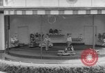 Immagine di equilibrio acrobazie di scimpanzé Saint Louis Missouri USA, 1953, secondo 5 filmato di repertorio 65675067648