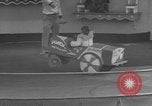 Immagine di equilibrio acrobazie di scimpanzé Saint Louis Missouri USA, 1953, secondo 6 filmato di repertorio 65675067648