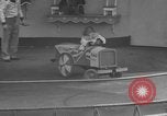 Immagine di equilibrio acrobazie di scimpanzé Saint Louis Missouri USA, 1953, secondo 8 filmato di repertorio 65675067648