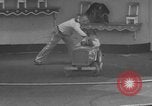 Immagine di equilibrio acrobazie di scimpanzé Saint Louis Missouri USA, 1953, secondo 9 filmato di repertorio 65675067648