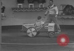 Immagine di equilibrio acrobazie di scimpanzé Saint Louis Missouri USA, 1953, secondo 12 filmato di repertorio 65675067648