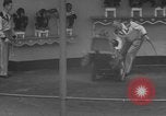 Immagine di equilibrio acrobazie di scimpanzé Saint Louis Missouri USA, 1953, secondo 13 filmato di repertorio 65675067648