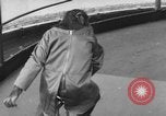 Immagine di equilibrio acrobazie di scimpanzé Saint Louis Missouri USA, 1953, secondo 17 filmato di repertorio 65675067648