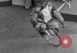 Immagine di equilibrio acrobazie di scimpanzé Saint Louis Missouri USA, 1953, secondo 20 filmato di repertorio 65675067648