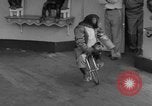 Immagine di equilibrio acrobazie di scimpanzé Saint Louis Missouri USA, 1953, secondo 21 filmato di repertorio 65675067648