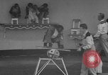 Immagine di equilibrio acrobazie di scimpanzé Saint Louis Missouri USA, 1953, secondo 26 filmato di repertorio 65675067648