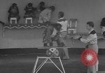 Immagine di equilibrio acrobazie di scimpanzé Saint Louis Missouri USA, 1953, secondo 27 filmato di repertorio 65675067648