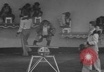 Immagine di equilibrio acrobazie di scimpanzé Saint Louis Missouri USA, 1953, secondo 28 filmato di repertorio 65675067648