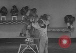 Immagine di equilibrio acrobazie di scimpanzé Saint Louis Missouri USA, 1953, secondo 32 filmato di repertorio 65675067648