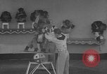 Immagine di equilibrio acrobazie di scimpanzé Saint Louis Missouri USA, 1953, secondo 33 filmato di repertorio 65675067648