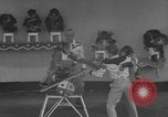 Immagine di equilibrio acrobazie di scimpanzé Saint Louis Missouri USA, 1953, secondo 38 filmato di repertorio 65675067648