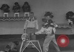 Immagine di equilibrio acrobazie di scimpanzé Saint Louis Missouri USA, 1953, secondo 39 filmato di repertorio 65675067648