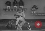 Immagine di equilibrio acrobazie di scimpanzé Saint Louis Missouri USA, 1953, secondo 40 filmato di repertorio 65675067648
