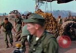 Immagine di Elephant trasferito in aereo Il Vietnam, 1968, secondo 12 filmato di repertorio 65675067651