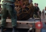 Immagine di Elephant trasferito in aereo Il Vietnam, 1968, secondo 25 filmato di repertorio 65675067651