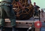 Immagine di Elephant trasferito in aereo Il Vietnam, 1968, secondo 27 filmato di repertorio 65675067651