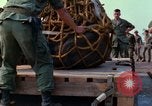 Immagine di Elephant trasferito in aereo Il Vietnam, 1968, secondo 28 filmato di repertorio 65675067651